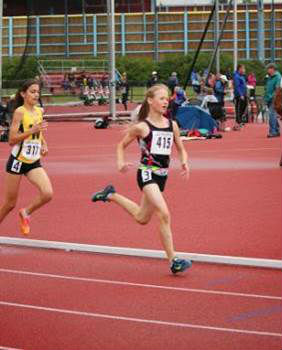 Penny sprinting to the 600m finish               